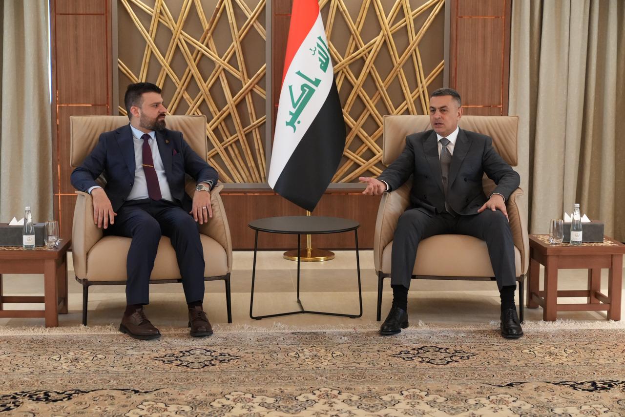 استقبل محافظ البصرة أسعد العيداني، اليوم، الدكتور ثامر قاسم داود المدير العام للهيئة العامة للكمارك، في اجتماع خُصص لمناقشة تعزيز التعاون بين الجانبين وتطوير آليات العمل في المنافذ الجمركية بالمحافظة.